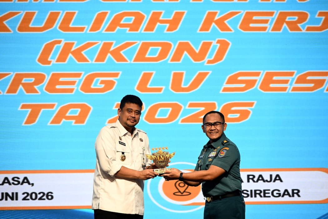PEMBEKALAN: Gubsu Muhammad Bobby Afif Nasution  saat memberikan pembekalan kepada peserta Kuliah Kerja Dalam Negeri (KKDN) Pasis Dikreg LV Sesko TNI Tahun Ajaran 2026, di Aula Raja Inal Siregar, lantai 2 Kantor Gubernur Sumut, Jalan Dioonegori, Medan, Selasa (9/6/2026). (Diskominfo Sumut)