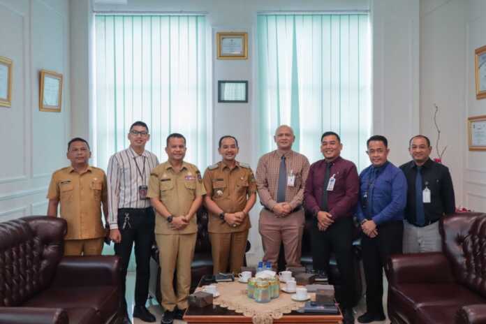 AUDIENSI: Wali Kota Tebingtinggi H Iman Irdian Saragih bersama jajaran Pemko Tebingtinggi dan pimpinan PT Bank Sumut Cabang Tebingtinggi foto bersama usai audiensi membahas percepatan transformasi digital serta persiapan peluncuran QRIS Dinamis di Balai Kota Tebingtinggi, Selasa (9/6).(Azan purba/sumutpos). AUDIENSI: Wali Kota Tebingtinggi H Iman Irdian Saragih bersama jajaran Pemko Tebingtinggi dan pimpinan PT Bank Sumut Cabang Tebingtinggi foto bersama usai audiensi membahas percepatan transformasi digital serta persiapan peluncuran QRIS Dinamis di Balai Kota Tebingtinggi, Selasa (9/6).(Azan purba/sumutpos).