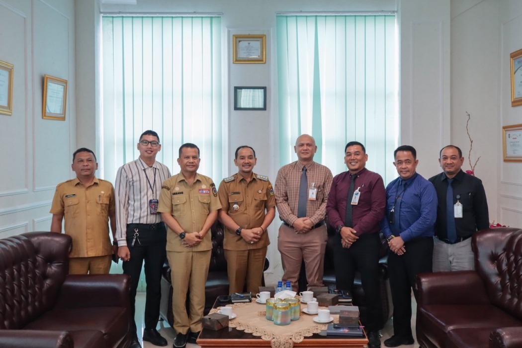 AUDIENSI: Wali Kota Tebingtinggi H Iman Irdian Saragih bersama jajaran Pemko Tebingtinggi dan pimpinan PT Bank Sumut Cabang Tebingtinggi foto bersama usai audiensi membahas percepatan transformasi digital serta persiapan peluncuran QRIS Dinamis di Balai Kota Tebingtinggi, Selasa (9/6).(Azan purba/sumutpos).