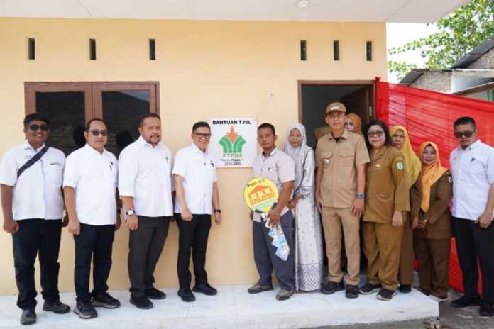 BANTUAN: Plh Region Head PTPN IV Regional I Ahmad Diponegoro, didamping lainnya, saat menyerahkan bantuan bedah rumah di Pekan Tanjung Beringin, Kecamatan Tanjung Beringin, Kabupaten Serdang Bedagai, Sumatera Utara, Senin (8/6/2026). BANTUAN: Plh Region Head PTPN IV Regional I Ahmad Diponegoro, didamping lainnya, saat menyerahkan bantuan bedah rumah di Pekan Tanjung Beringin, Kecamatan Tanjung Beringin, Kabupaten Serdang Bedagai, Sumatera Utara, Senin (8/6/2026).
