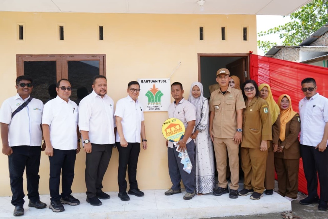 BANTUAN: Plh Region Head PTPN IV Regional I Ahmad Diponegoro, didamping lainnya, saat menyerahkan bantuan bedah rumah di Pekan Tanjung Beringin, Kecamatan Tanjung Beringin, Kabupaten Serdang Bedagai, Sumatera Utara, Senin (8/6/2026).
