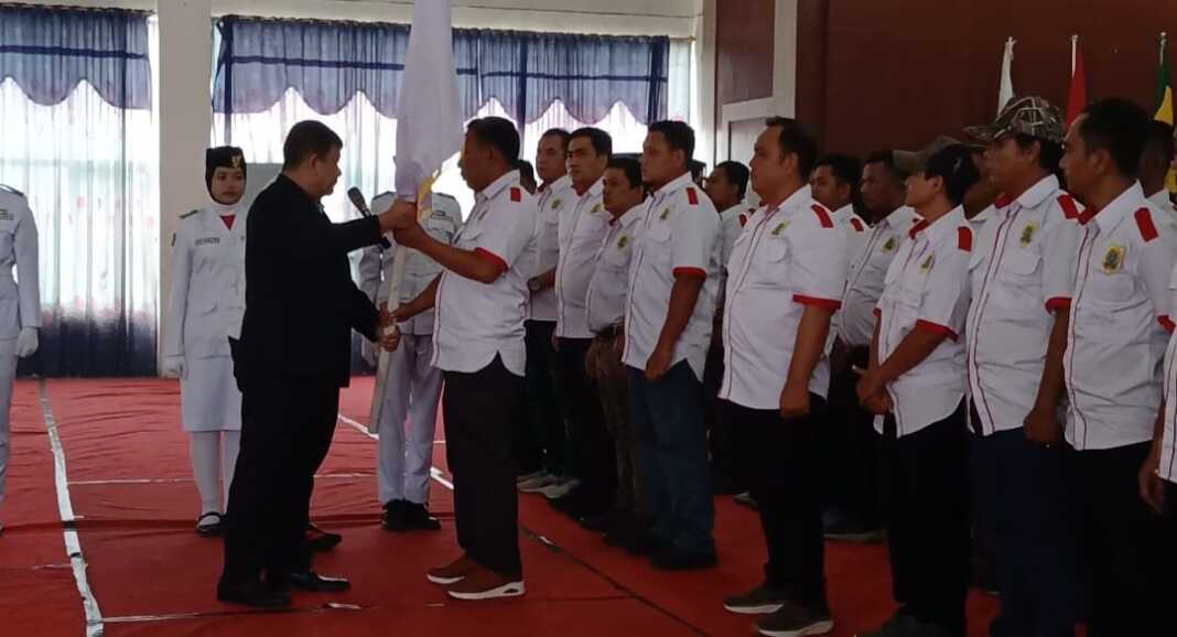 TERIMA: H.Rahmat Hidayat Ritonga Saat menerima bendera petaka pengurus KONI Labuhanbatu Selatan masa Bhakti 2026-2030.