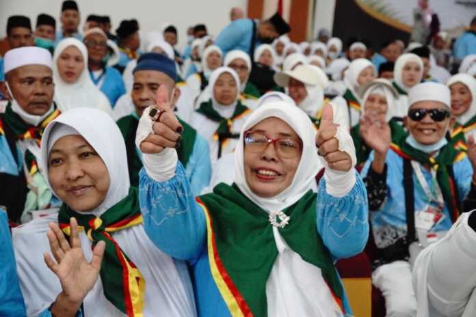 BAHAGIA: Raut wajah bahagia jamaah Kloter 7 saat tiba di Asrama Haji Medan. BAHAGIA: Raut wajah bahagia jamaah Kloter 7 saat tiba di Asrama Haji Medan.