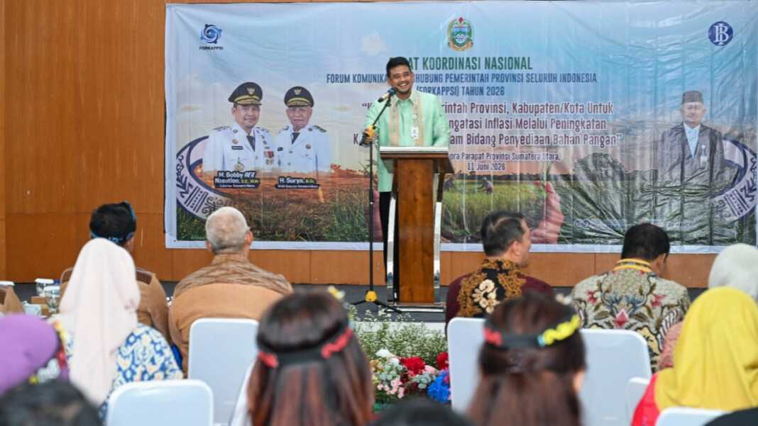 KOORDINASI: Gubsu Bobby Nasution membuka Rapat Koordinasi Nasional Forum Komunikasi Penghubung Pemerintah Provinsi Se Indonesia (FORKAPPSI) di Aula Mess Pora-Pora, Parapat, Kabupaten Simalungun, Kamis (11/6/2026). (Foto : Dinas Komunikasi dan Informatika Provinsi Sumut)