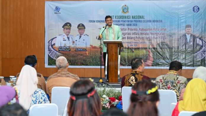 Bobby Nasution KOORDINASI: Gubsu Bobby Nasution membuka Rapat Koordinasi Nasional Forum Komunikasi Penghubung Pemerintah Provinsi Se Indonesia (FORKAPPSI) di Aula Mess Pora-Pora, Parapat, Kabupaten Simalungun, Kamis (11/6/2026). (Foto : Dinas Komunikasi dan Informatika Provinsi Sumut)