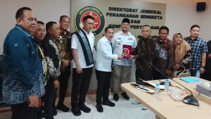 Bupati Batu Bara dan Pansus PAD Temui Kementerian ATR-BPN PERTEMUAN: Bupati Batubara Dr H Baharuddin Siagian SH MSi dan Ketua Pansus PAD DPRD Batubara H Rohadi SP MH mengelar pertemuan strategis dengan Dirjen Penanganan Sengketa dan Konflik Pertanahan II Ijas Tejo Priyono SH dan jajaran Kementerian ATR/BPN RI, di Kantor Direktorat Jenderal Penanganan Sengketa dan Konflik Pertanahan, Kecamatan Kebayoran Baru, Kota Jakarta Selatan, Kamis (11/6/2026). (Foto: Komimfo Batubara).
