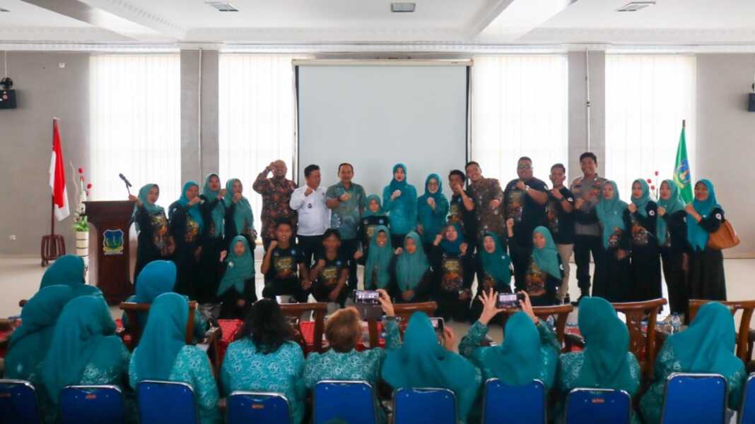 USAI NOBAR: Wali Kota Tebingtinggi H Iman Irdian Saragih bersama Ketua TP PKK Kota Tebing Tinggi Ny Hj Susmira Wanti Iman Irdian Saragih berfoto bersama para pemain film edukatif parodi ‘Kampung Durian Gak Jadi Runtuh’ usai kegiatan nonton bareng (nobar) yang digelar TP PKK Kota Tebingtinggi di Aula Balai Kota, Kamis (11/6).(Azan purba / sumutpos)