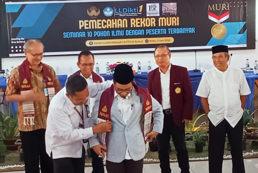 CENDERA MATA: Prof. Dr. Akrim Lubis, M.Pd menerima pengalungan ulos dari kepala bagian umum LLDikti Wilayah I. (Deddi Mulia Purba/Sumut Pos)