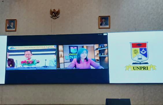 REKOR MURI: Prof. Dr. Chrismis Novalinda Ginting, M.Kes (kanan) saat menjadi pemateri seminar '10 pohon ilmu' yang meraih rekor Muri. (Istimewa/Sumut Pos)