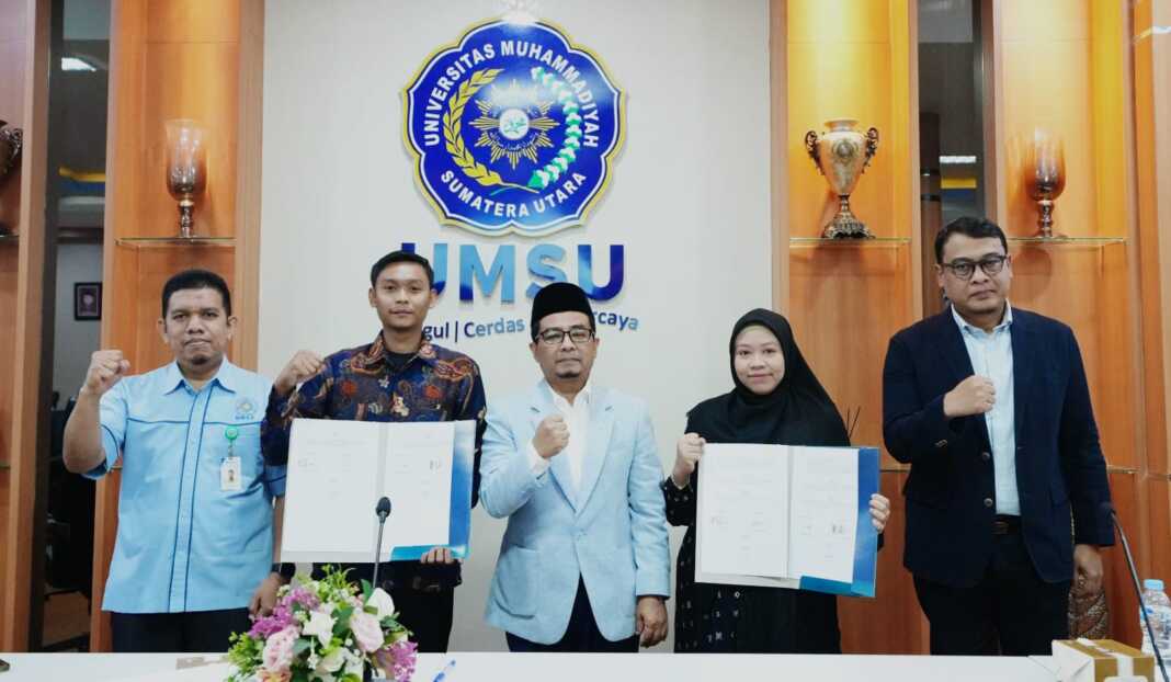 HIBAH INTERNAL: Prof. Dr. Akrim Lubis, M.Pd (tengah) pada penandatanganan kontrak hibah dosen UMSU. (Istimewa/Sumut Pos)