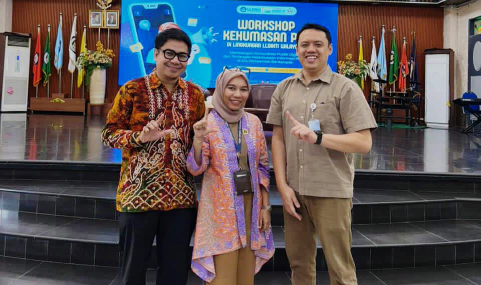 HUMAS UMA: Dari kiri Doddy Zulkifli Indra Atmaja, S.I.Kom, M.Si (Kabag Humas dan Protokol Kemdiktisaintek), Zarina Alfandari, S.Psi (kepala Humas UMA) dan Agi Bahari Ediyana Rusly, S.I.Kom (ketua Tim Kerja Layanan Publik, Layanan Informasi dan Perpustakaan Kemdiktisaintek). (Istimewa/Sumut Pos)