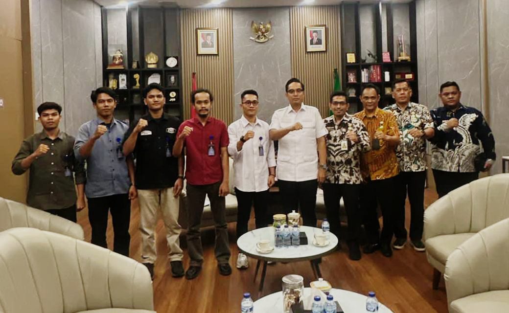 FPM-SU: Ketua Umum FPM-SU Ilham Panggabean (5 kiri) beserta jajaran diterima wali Kota Medan. (Istimewa/Sumut Pos)