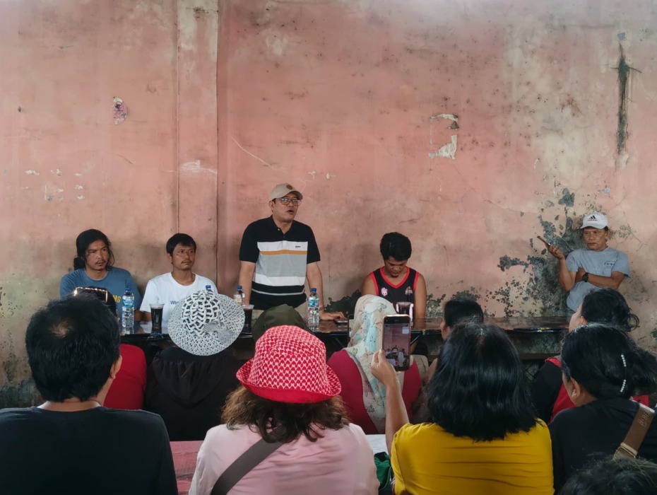 Anggota DPD RI Pdt Penrad Siagian mendatangi para pedagang yang menjadi korban kebakaran di Pasar Dwikora Parluasan, Kota Pematangsiantar, Minggu (21/6) pagi.