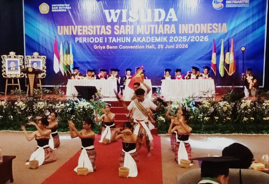 TIMOR LESTE: Mahasiswa asing USM Indonesia dari Timor Leste menampilkan tarian dari negaranya pada acara wisuda di Hall Griya Benn Medan. (Deddi Mulia Purba/Sumut Pos)
