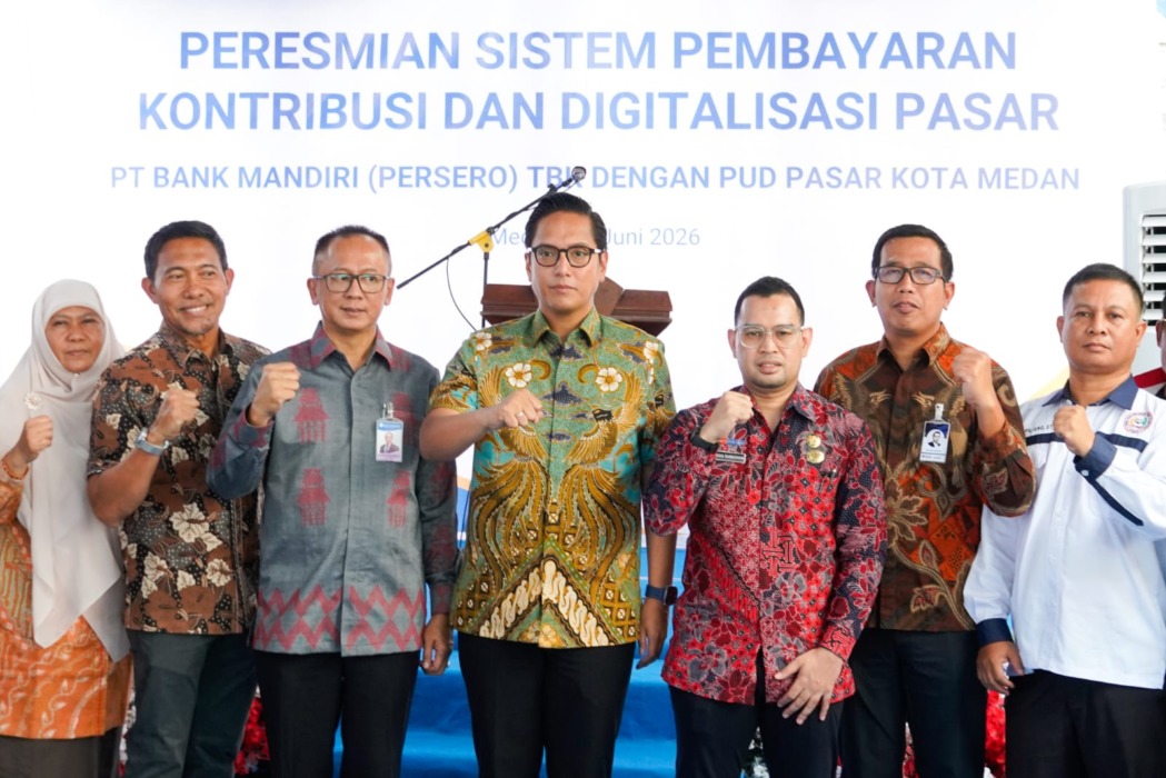 Regional CEO Region I/Sumatera 1 Bank Mandiri I Gede Raka Arimbawa (dua dari kanan) bersama Wali Kota Medan Rico Waas, Direktur Utama PUD Pasar Kota Medan Anggia Ramadhan, dan Kepala Kantor Perwakilan Bank Indonesia (KPw BI) Provinsi Sumatera Utara Ameriza M. Moesa saat peluncuran Sistem Pembayaran Kontribusi dan Digitalisasi Pasar di Pasar Petisah, Medan, Kamis (25/6).