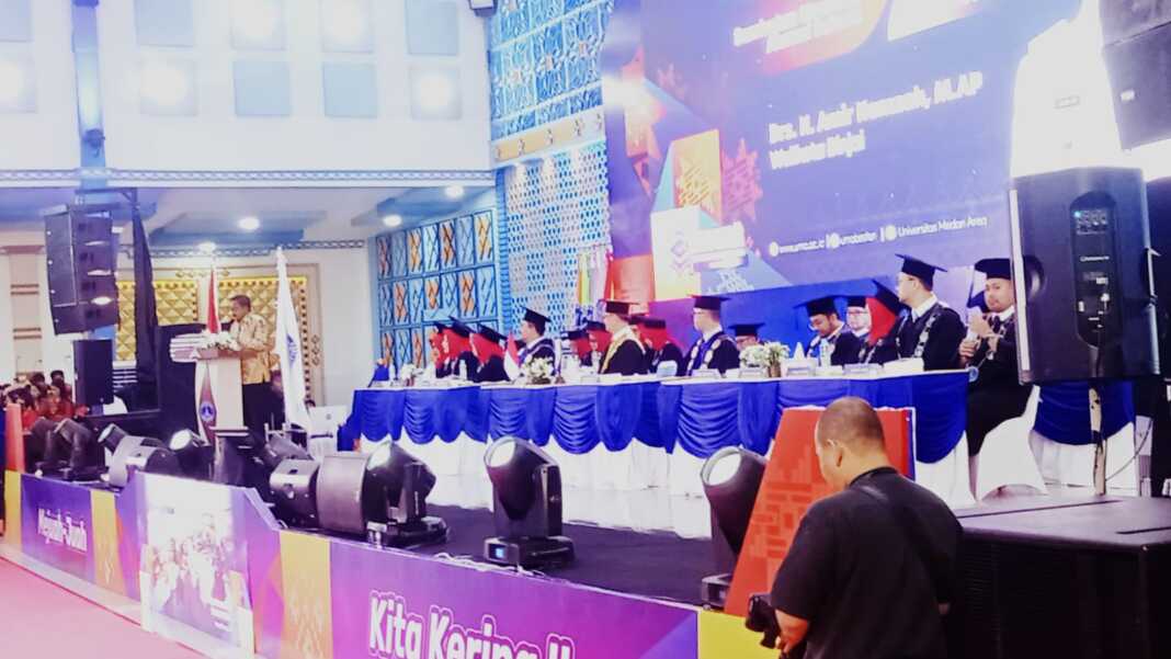 ALUMNI SUKSES: Drs. H. Amir Hamzah, MAP mewakili alumni sukses menyampaikan sambutan pada kegiatan wisuda UMA. (Deddi Mulia Purba/Sumut Pos)