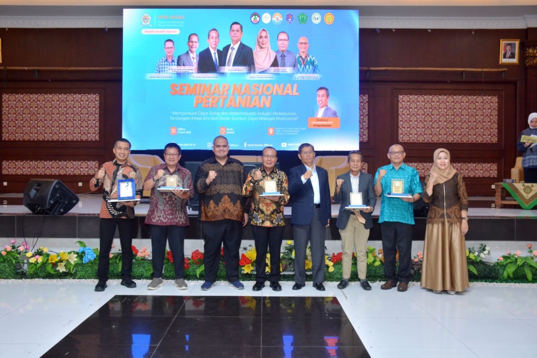 Rekor UPMI Medan, Dr H Ali Mukti Tanjung SH MM bersama Narasumber Seminar Nasional Pertanian UPMI Medan usai seminar dan memberikan piagam penghargaan. (Foto : Hotman Simbolon)