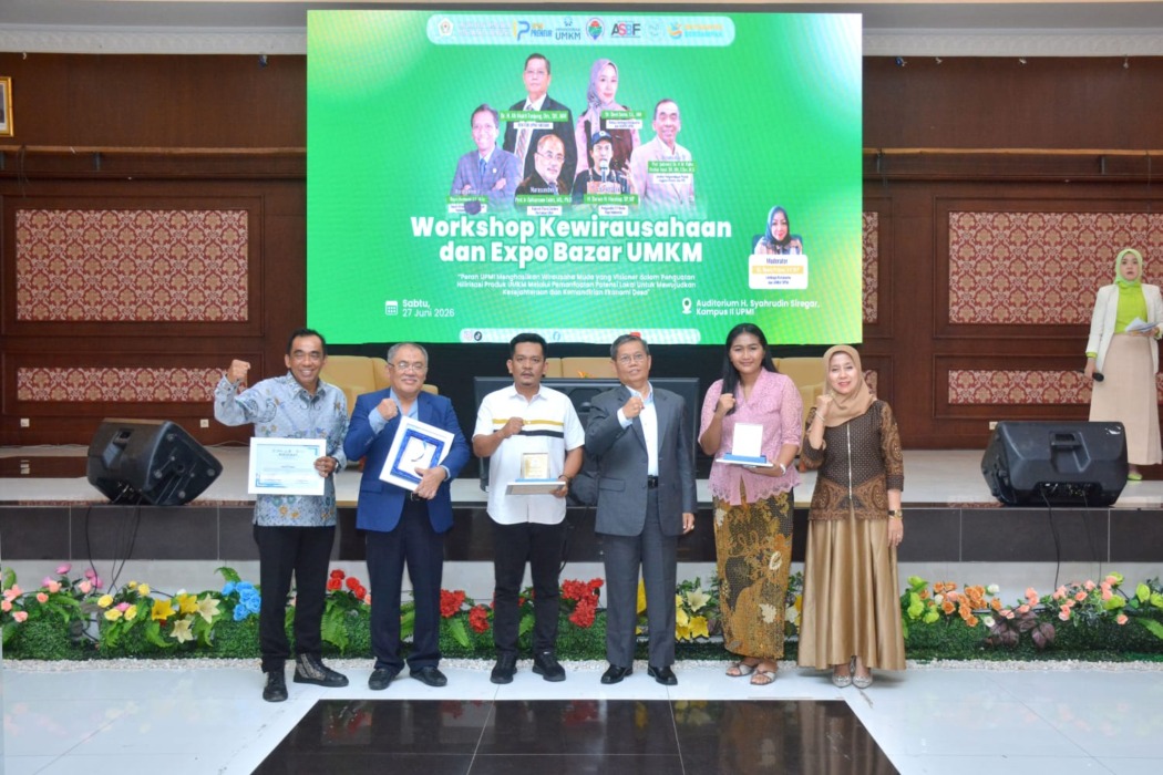 Ketua Lembaga Kerjasama dan UMKM UPMI Dr Dewi Suma SE MM bersama Narasumber Workshop Kewirausahaan dan Rektor UPMI serta Moderator. (Foto : Hotman Simbolon)