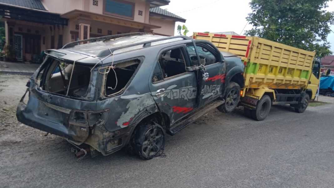 HANCUR: Mobil Fortuner yang diduga dilakukan untuk mencuri hancur saat mau dibawa ke Polsek Salapian. (Foto dari Polsek Salapian/Sumut Pos)