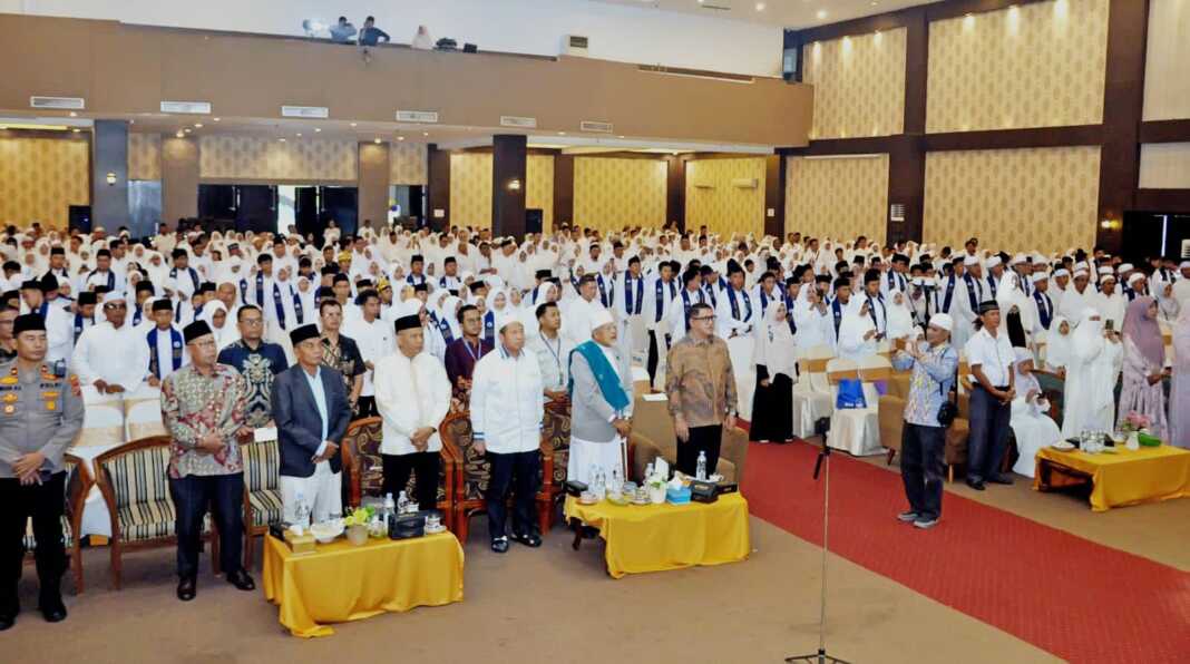 JABAL NOOR: Wisuda akbar tahfidz Al-Quran ke-X Sekolah Islam Terpadu Jabal Noor dan Pondok Pesantren Jabal Noor di Griya Benn Convention Hall Medan, Sabtu (30/5). (Istimewa/Sumut Pos)