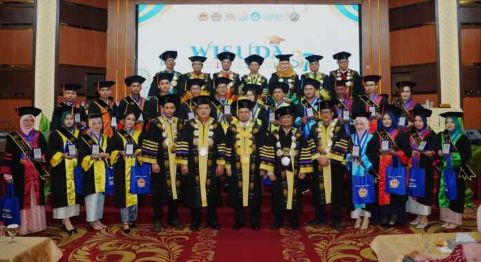 LULUSAN TERBAIK: Assoc. Prof. Dr. H. Zamakhsyari bin Hasballah Thaib, Lc, M.A bersama senat dan lulusan terbaik Universitas Dharmawangsa Medan di Gedung Selecta, Sabtu (30/ 5). (Istimewa/Sumut Pos)