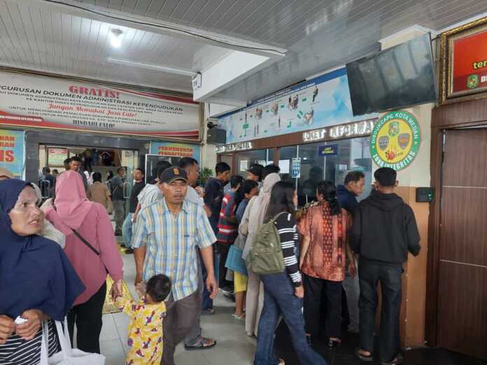 Masyarakat saat memadati kantor Disdukcapil Kota Medan. Masyarakat saat memadati kantor Disdukcapil Kota Medan.