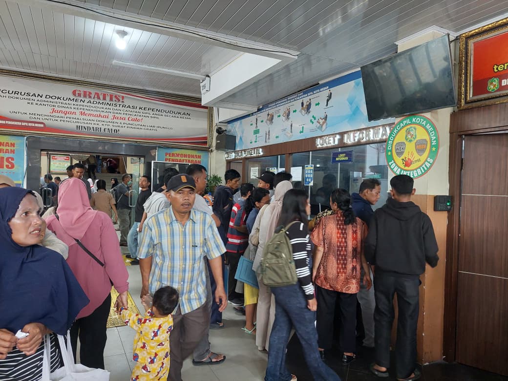 Masyarakat saat memadati kantor Disdukcapil Kota Medan.