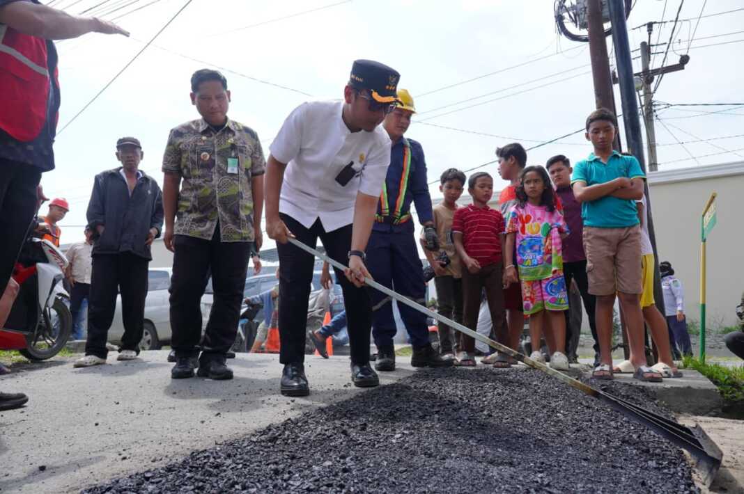 TINJAU: Wali Kota Medan Rico Tri Putra Bayu Wass, saat meninjau jalan rusak di Medan Marelan.