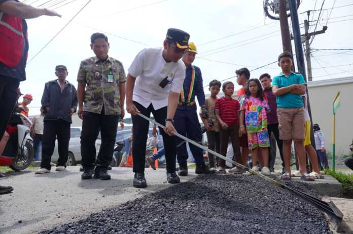TINJAU: Wali Kota Medan Rico Tri Putra Bayu Wass, saat meninjau jalan rusak di Medan Marelan.