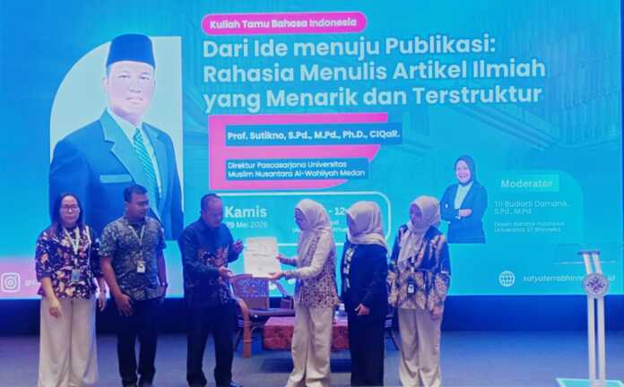 ARTIKEL ILMIAH: Prof. Dr. Sutikno, M.Pd, Ph.D, CIQaR (3 kiri) menerima sertifikat dari wakil rektor I Universitas Satya Terra Bhinneka saat jadi pembicara penulisan artikel ilmiah. (Deddi Mulia Purba/Sumut Pos) ARTIKEL ILMIAH: Prof. Dr. Sutikno, M.Pd, Ph.D, CIQaR (3 kiri) menerima sertifikat dari wakil rektor I Universitas Satya Terra Bhinneka saat jadi pembicara penulisan artikel ilmiah. (Deddi Mulia Purba/Sumut Pos)