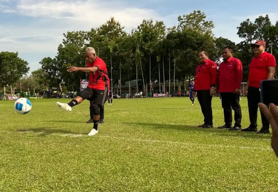 Pembukaan turnamen skala regional ini ditandai lewat tendangan pertama (kick-off) yang dilakukan Ketua DPP PDI Perjuangan Bidang Kehormatan sekaligus Ketua Panitia Nasional Soekarno Cup, Komarudin Watubun.