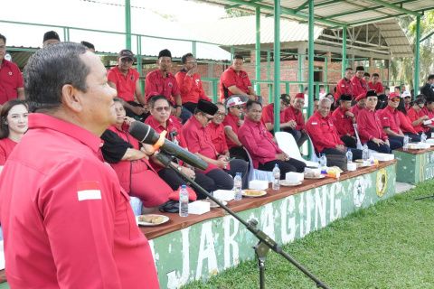 Ketua DPD PDI Perjuangan Sumut Rapidin Simbolon menyampaikan sambutan pada pembukaan Liga Kampung Soekarno Cup U-17 wilayah Sumut 2026.