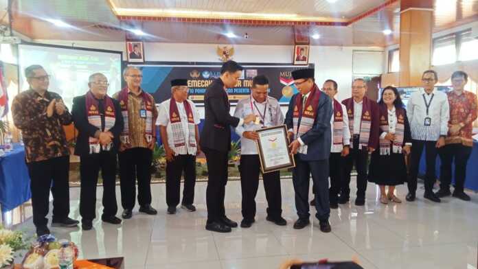 REKOR MURI: Ketua Apperti Sumut Ir. Indra Gunawan, M.P (kiri) menyaksikan penyerahan medali dan sertifikat rekor Muri yang diterima LLDikti Wilayah I. (Deddi Mulia Purba/Sumut Pos)