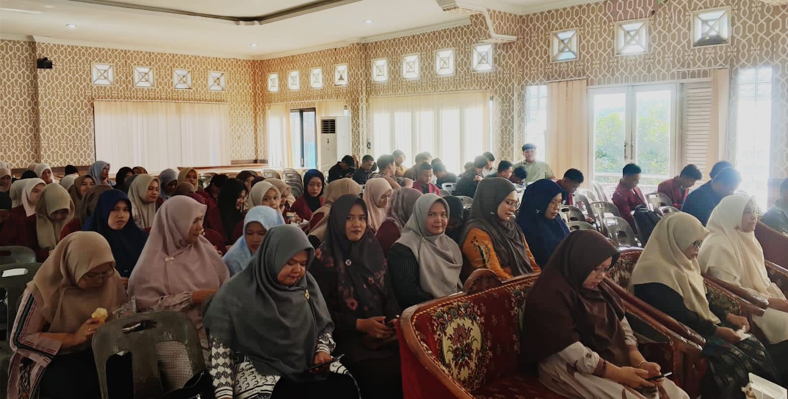 NONTON BARENG: Sivitas akademika UM Tapsel mengikuti kegiatan seminar '10 pohon ilmu' dari kampusnya. (Istimewa/Sumut Pos)