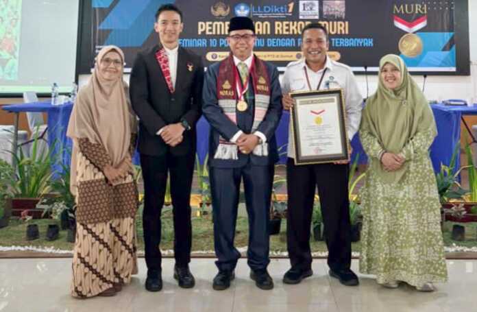 UM TAPSEL: Dari kanan Dr. Darliana Sormin, M.A, Ahmad Subhan, S.E, Prof. Dr. Ir. Bilter Sirait, M.S, Triyono dan Dr. Muhsana Pasaribu, M.A. (Istimewa/Sumut Pos) UM TAPSEL: Dari kanan Dr. Darliana Sormin, M.A, Ahmad Subhan, S.E, Prof. Dr. Ir. Bilter Sirait, M.S, Triyono dan Dr. Muhsana Pasaribu, M.A. (Istimewa/Sumut Pos)