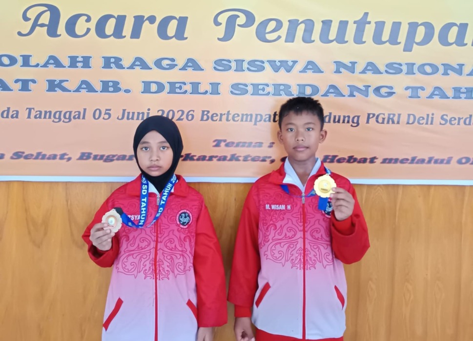 Siswa SD IT Generasi Madani M. Wisam Hasnawi memperoleh Juara 1 Karate Putra (kanan) dan Diazsyah Iffahni memperoleh Juara 3 (kiri), pada kegiatan O2SN Tingkat Kabupaten Deli Serdang.