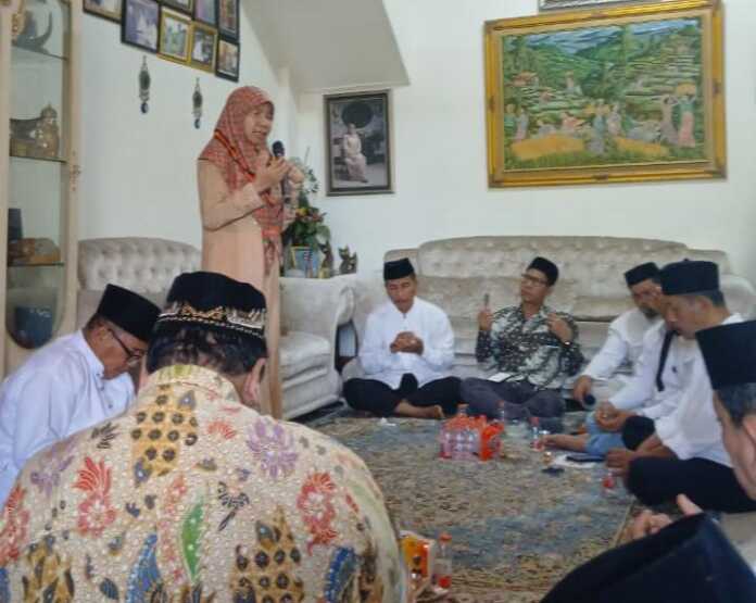 Ketua Dewan Penasehat IKLAB Raya Prof Dr Ir Hj R Sabrina MSi menyampaikan sambutan saat diupah-upah Keluarga Besar IKLAB Raya di rumahnya, Minggu (7/6/2026). Ketua Dewan Penasehat IKLAB Raya Prof Dr Ir Hj R Sabrina MSi menyampaikan sambutan saat diupah-upah Keluarga Besar IKLAB Raya di rumahnya, Minggu (7/6/2026).