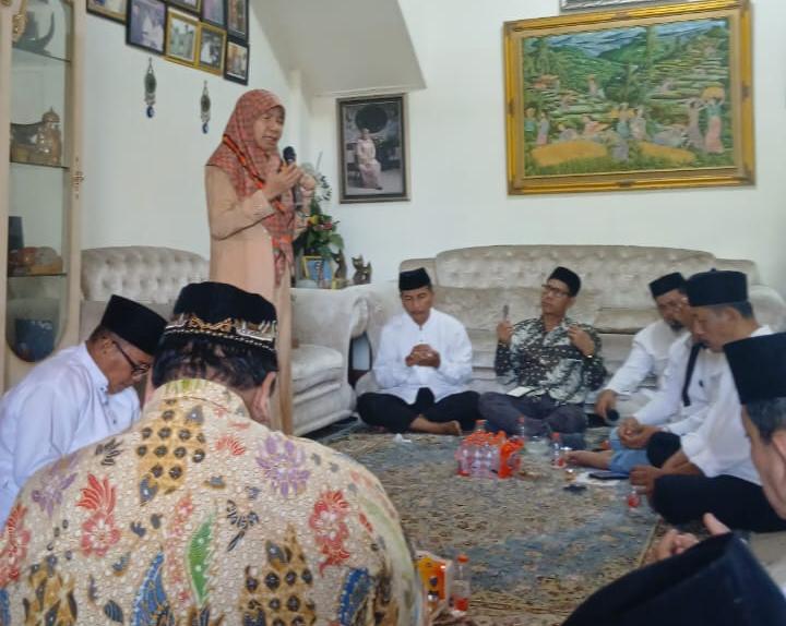 Pulang Ibadah Haji, Hj Sabrina Disambut Upah-upah dan Doa Selamat dari Keluarga IKLAB Raya