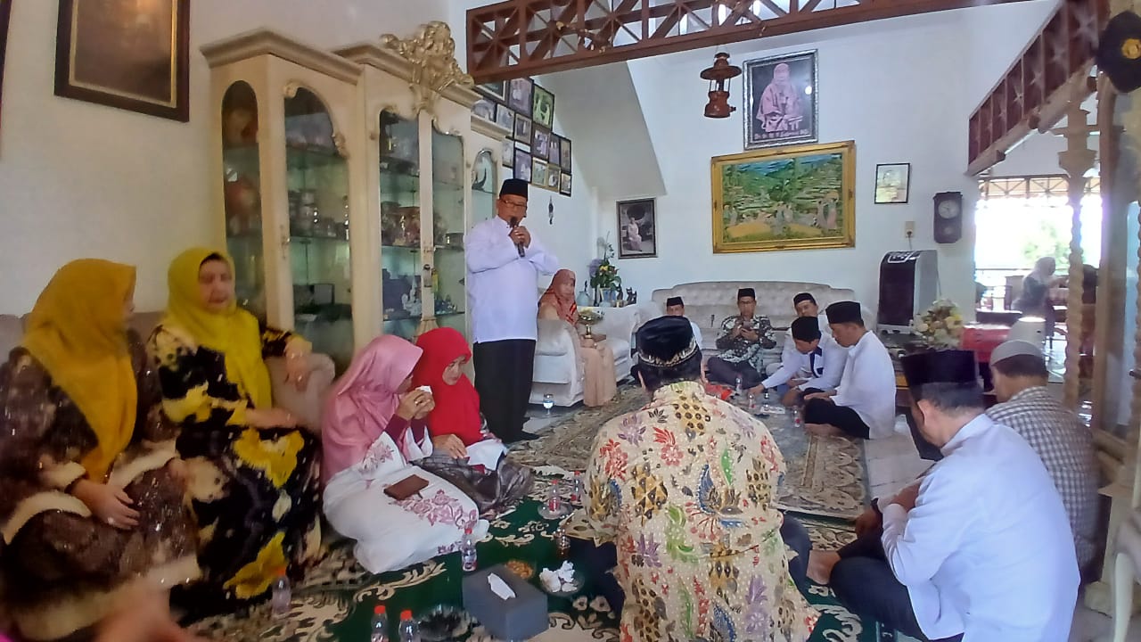 Ketua Umum IKLAB Raya Drs H Rivai Nasution MM menyampaikan sambutan pada acara Upah-upah kepulangan Prof Dr Ir Hj Sabrina dari Tanah Suci