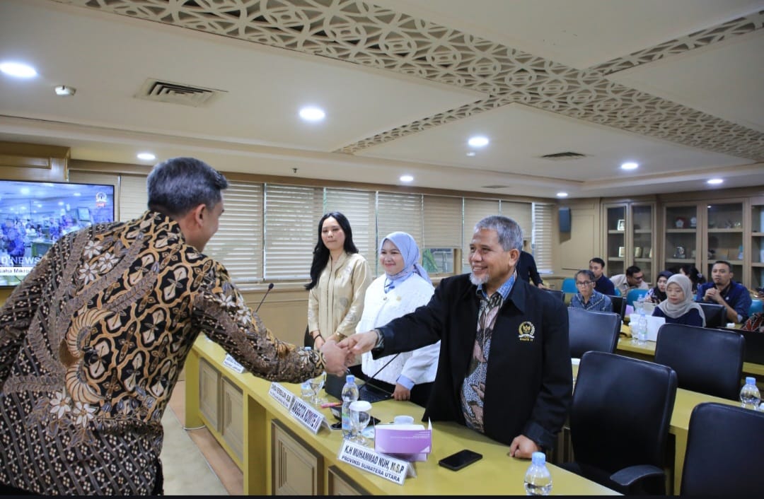 Anggota Komite IV DPD RI KH Muhammad Nuh bersalaman dengan Menteri UMKM Maman Abdurahman usai rapat. (Foto: Dok Tim KH Muhammad Nuh)
