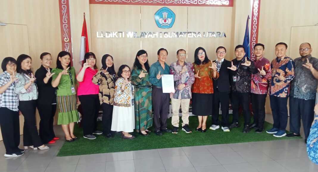 TERIMA IZIN: Tjin Then Chun (8 kanan) didampingi Dr. Mutiara, MHA, MKT menerima izin pembukaan program studi kedokteran Universitas Murni Teguh dari kepala LLDikti Wilayah I. (Deddi Mulia Purba/Sumut Pos)