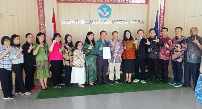 TERIMA IZIN: Tjin Then Chun (8 kanan) didampingi Dr. Mutiara, MHA, MKT menerima izin pembukaan program studi kedokteran Universitas Murni Teguh dari kepala LLDikti Wilayah I. (Deddi Mulia Purba/Sumut Pos)