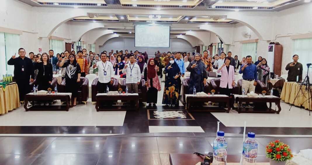 WORKSHOP KEHUMASAN: Ahmad Subhan, S.E (4 kiri) bersama narasumber, peserta dan panitia workshop kehumasan PTS se-Sumut di STIKes Mitra Husada Medan. (Deddi Mulia Purba/Sumut Pos)