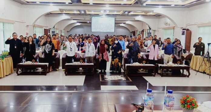 WORKSHOP KEHUMASAN: Ahmad Subhan, S.E (4 kiri) bersama narasumber, peserta dan panitia workshop kehumasan PTS se-Sumut di STIKes Mitra Husada Medan. (Deddi Mulia Purba/Sumut Pos)