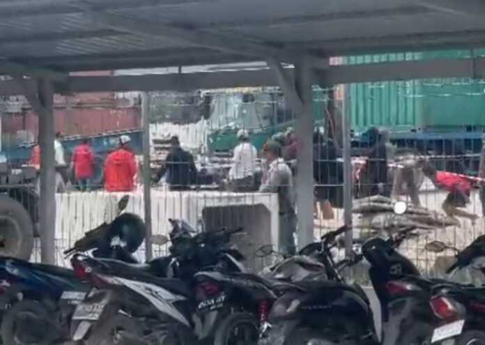 KERUSUHAN: Sejumah orang masuk ke Perusahaan Belawan Indah dan diduga melakukan kerusuhan, Kamis (11/6)
