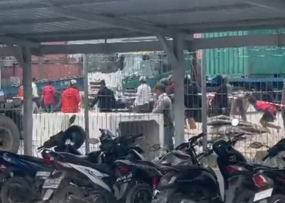 KERUSUHAN: Sejumah orang masuk ke Perusahaan Belawan Indah dan diduga melakukan kerusuhan, Kamis (11/6)