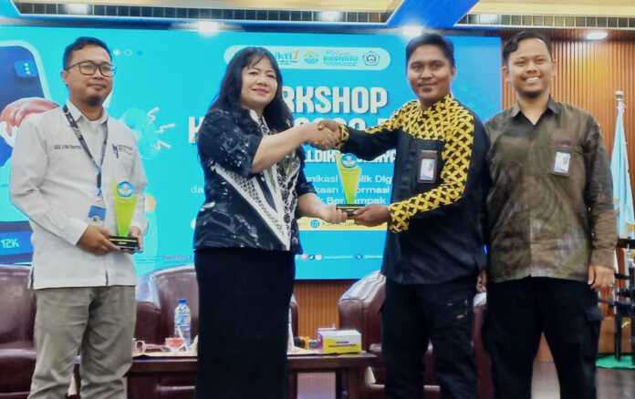 MITRA HUSADA: Dr. Herna Rinayanti Manurung, STR, Keb. Bd. M.Kes (2 kiri) menerima sertifikat dari panitia workshop kehumasan PTS se-Sumut di STIKes Mitra Husada Medan. (Istimewa/Sumut Pos)