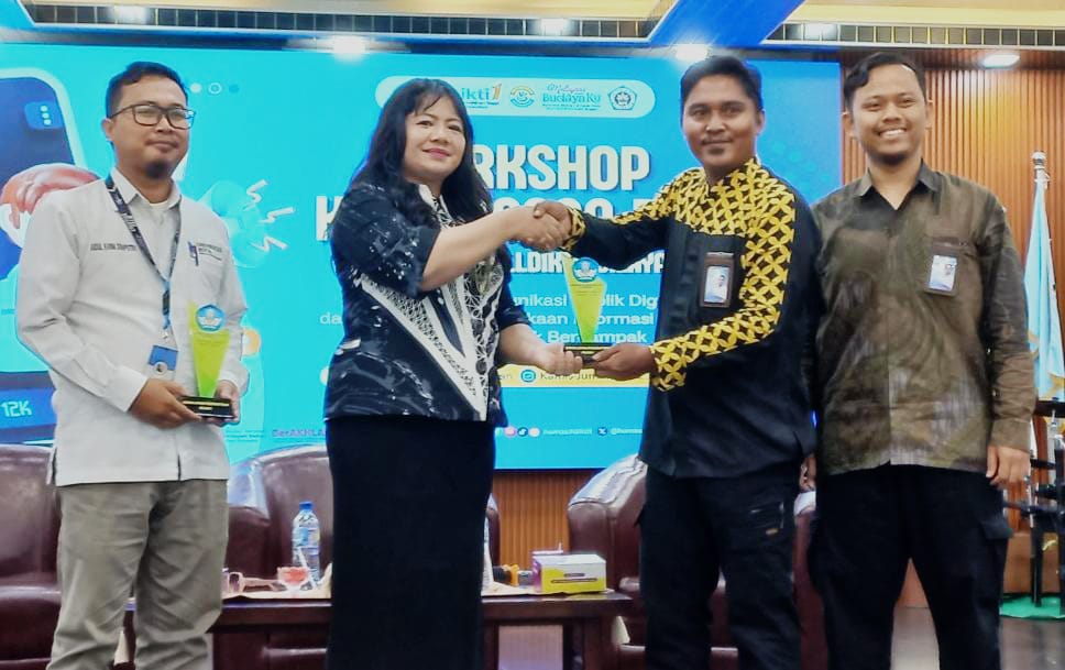 MITRA HUSADA: Dr. Herna Rinayanti Manurung, STR, Keb. Bd. M.Kes (2 kiri) menerima sertifikat dari panitia workshop kehumasan PTS se-Sumut di STIKes Mitra Husada Medan. (Istimewa/Sumut Pos)