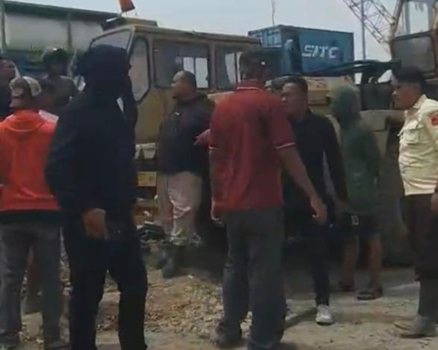 PENGERUSAKAN: Sekelompok orang berada di lokasi PT Belawan Indah kembali melakukan pengerusakan, Jumat (12/6).
