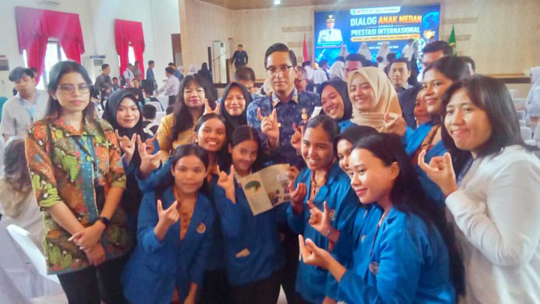 SANG JUARA: Rico Tri Putra Bayu Waas (tengah) bersama mahasiswa berprestasi internasional daribSTIKes Mitra Husada Medan, Rabu (17/6). (Deddi Mulia Purba/Sumut Pos)